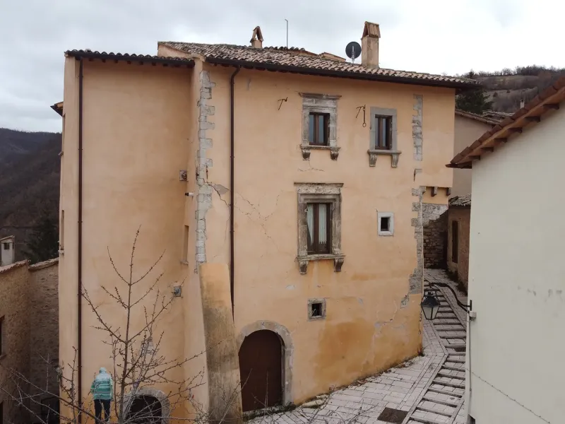 post-sisma, lavori sisma, consolidamento strutturale, messa in sicurezza, interventi post sisma, ricostruzione sismaInterventi post-sisma con messa in sicurezza, consolidamento strutturale e ricostruzione. Tecniche affidabili per edifici danneggiati da eventi sismici. 